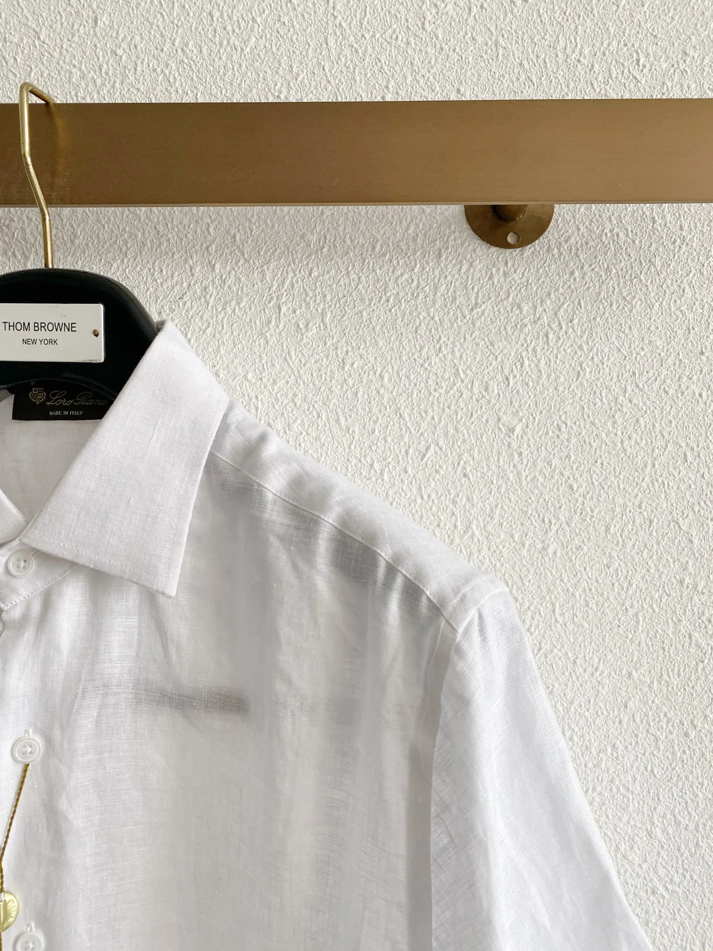 Loro Piana Pure Linen Short-Sleeved Quiet Luxury Shirt Fabric: Selected high-quality natural linen fabric, refined and softened before treatment, weakening the raw and itchy touch of native linen, making the upper body skin-friendly and comfortable. The fabric has a natural and fine fiber texture, showing a high-grade matte matte look and feel without a dazzling glossy effect. The flax fiber Breathable has sufficient pores, and the short-sleeved version is suitable for hot weather. It conducts heat quickly and can quickly discharge sweat during daily travel, making it less likely to get sticky on the back. The fine wrinkles formed in the fabric every day give it a casual atmosphere. The light colors have been processed through a color-fixing process, so they will not turn yellow or old easily after repeated washing. Version and details: The version adopts a slightly loose front-shoulder cut that is suitable for summer. The shoulder line is neatly processed and is better tolerant to body shapes with slippery shoulders, unbalanced shoulder width, and fat on the upper abdomen. The short-sleeved sleeves are cut to a moderate length and will not get stuck on the forearms and cause a sense of cramping. The classic pointed collar has a built-in invisible styling layer. Even after frequent cleaning in summer, the collar remains crisp. Buttoned up, it is suitable for light business scenes. Unbutton the top button to switch to a casual style. The placket is neatly routed and concealed, the button style is simple and low-key, and there is no exposed brand logo; the hem is arc-cut, which can be tucked into trousers to create a neat commuting look, or worn outside for relaxed everyday use, and the details are exquisitely crafted. Color selection: Pure White: clean and translucent in appearance, full of visual freshness in summer, suitable for trousers and shorts of various colors, highly suitable for workplace commuting and formal gatherings, and outstanding layering when paired with dark bottoms; Native linen Beige: retains the original natural tone of linen, with warm and soft tones, and stronger stain resistance. It is suitable for daily commuting and holiday travel. The style is lazy and retro, and has a higher fault tolerance rate for daily wear. Sizes:M-4XL